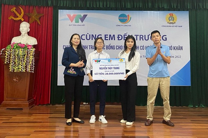 (GD&TĐ) Công đoàn Giáo dục Việt Nam trao học bổng cho học sinh nghèo Bắc Ninh