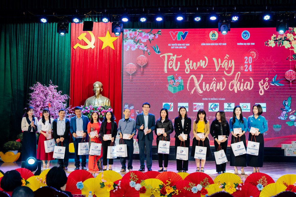 Công đoàn Giáo dục Việt Nam  tổ chức chương trình “Tết sum vầy – Xuân chia sẻ”  tại Trường Đại học Vinh