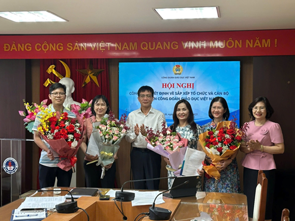 Hội nghị công bố quyết định về sắp xếp tổ chức và cán bộ  cơ quan Công đoàn Giáo dục Việt Nam