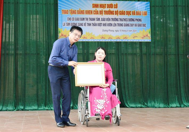 Tặng Bằng khen của Bộ trưởng Bộ GDĐT cho giáo viên khuyết tật tiêu biểu