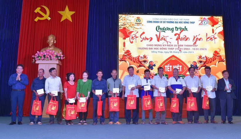 (GD&TĐ) Công đoàn Giáo dục Việt Nam mang Tết sum vầy đến Đồng Tháp
