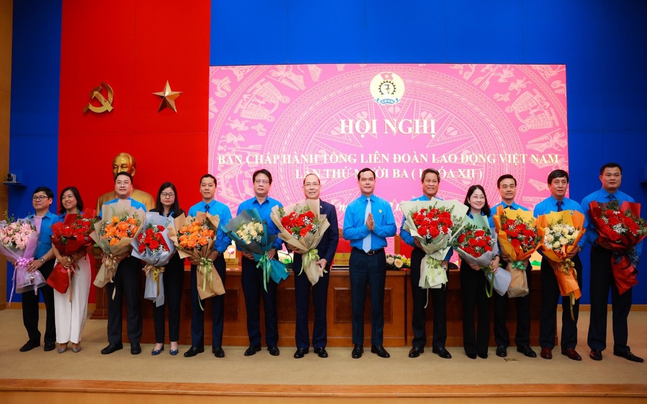 Đồng chí Nguyễn Ngọc Ân, Chủ tịch Công đoàn Giáo dục Việt Nam đã được bầu vào Đoàn Chủ tịch Tổng Liên đoàn Lao động Việt Nam khóa XII, nhiệm kỳ 2018-2023 