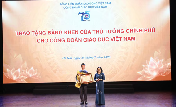 Tôn vinh cán bộ công đoàn tiêu biểu và trao giải Tiếng hát giáo viên toàn quốc